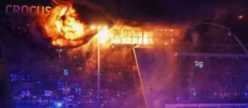 En la sala de conciertos se registró un incendio después del ataque armado (Captura de pantalla de RT)