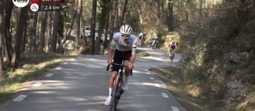 Tadej Pogacar, l'attacco decisivo nella sesta tappa della Volta Catalunya (©Screenshot Eurosport).