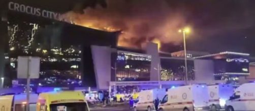 Fogo durante ataque à casa de shows Crocus City Hall (Reprodução/Ria Novosti)