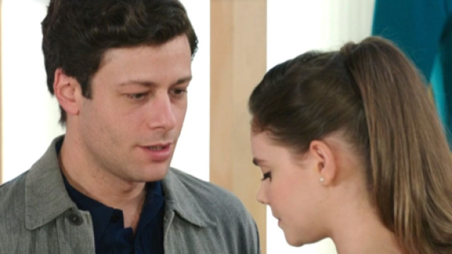 Alfredo e Clara in scena, screenshot © Il Paradiso delle signore.