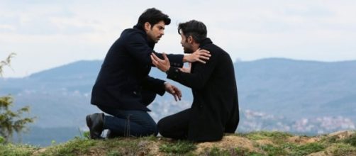 Burak Özçivit (Kemal) e Rüzgar Aksoy (Tarik) in una scena. Screenshot © Endless Love (Kara Sevda)