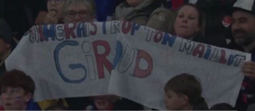 Les supporters de Giroud lors de France - Allemagne (capture X @CNEWS)