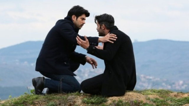 Burak &Ouml;z&ccedil;ivit (Kemal) e R&uuml;zgar Aksoy (Tarik) in una scena. Screenshot &copy; Endless Love (Kara Sevda)