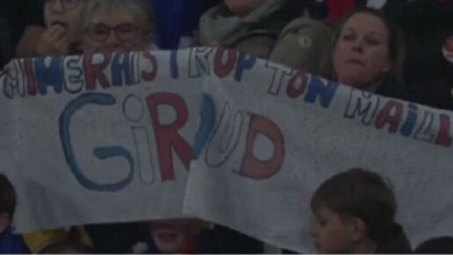 Les supporters de Giroud lors de France - Allemagne (capture X @CNEWS)