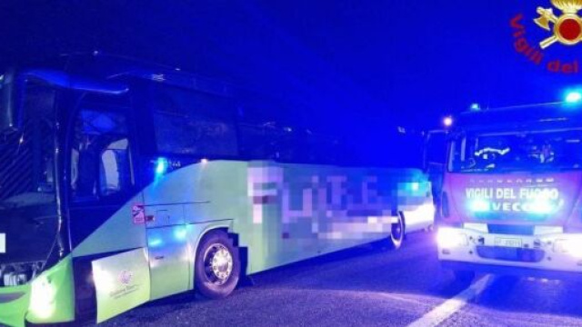 Un'immagine del pullman incidentato (©Vigili del fuoco).