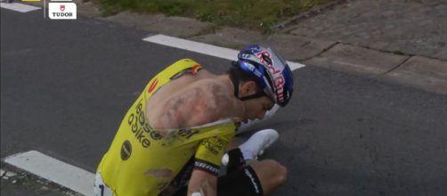 Ciclismo, la caduta di Wout van Aert - Screenshot © Eurosport.