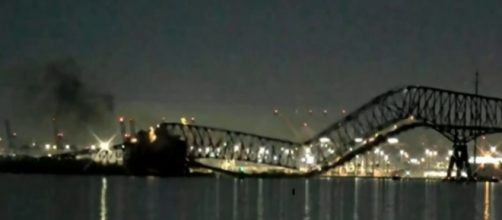 Seis trabajadores estaban realizando reparaciones en el puente cuando el barco colisionó contra la estructura (X, @BNONews)