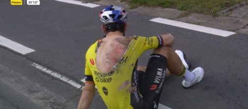 Wout van Aert dopo la caduta avvenuta alla Dwars door Vlanderen - Screenshot Eurosport