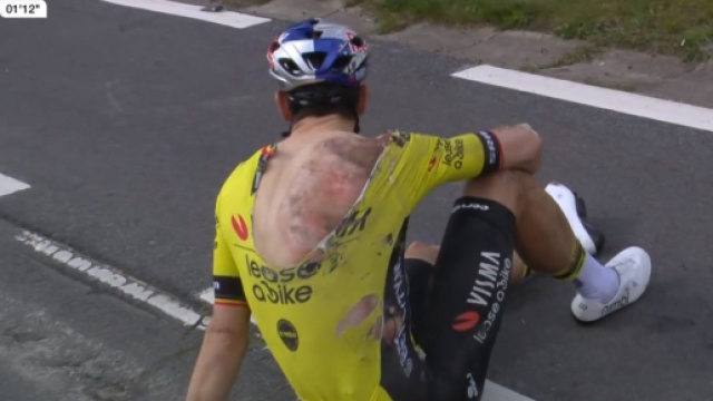 Wout van Aert dopo la caduta avvenuta alla Dwars door Vlanderen - Screenshot Eurosport