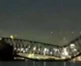 El suceso tuvo lugar el martes 26 de marzo después que el carguero Dali impactó el puente ( X@BNONews)