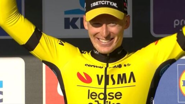 Matteo Jorgenson sul podio della Dwars door Vlaanderen - Screenshot © Eurosport.