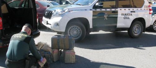 Durante el operativo la Guardia Civil incautó armas y cajas que estaban en la casa del agente (X@opcgranada)