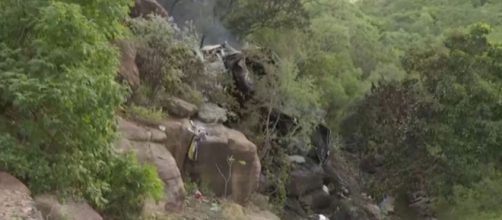 El autobús se incendió después que cayó de un puente en Sudáfrica (Captura de pantalla de Telemundo)