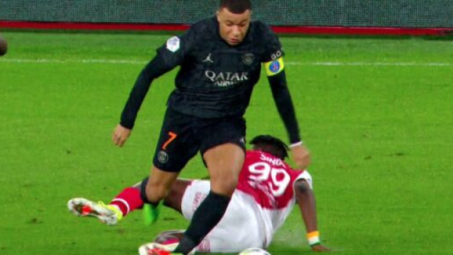 Mbappé va signer au Real Madrid et quitter le PSG. (screenshot Twitter @téléfoot)
