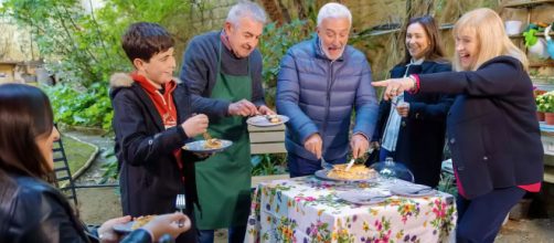 Bianca, Jimmy, Renato, Raffaele, Viola e Ornella festeggiano la Pasquetta © Un posto al sole Rai