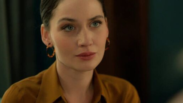 Betul (Ilayda Cevik) in una scena di Terra amara © Mediaset.