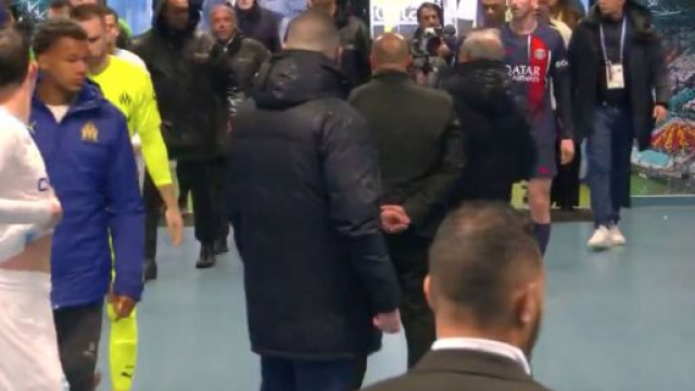 Tension dans les vestiairs à la pause d'OM-PSG. (screenshot Twitter @primevideo)