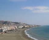 La mujer fue encontra en la playa conocida como Rincón de la Victoria en Málaga (Wikimedia Commons)