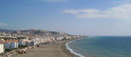 La mujer fue encontra en la playa conocida como Rincón de la Victoria en Málaga (Wikimedia Commons)