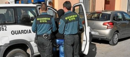 Un hombre fue arrestado como presunto autor de la muerte de su compañero de piso en Roquetas de Mar (X, @guardiacivil)