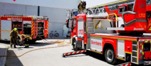 Uno de los fallecidos en el incendio de Villajoyosa era menor de edad (X, @BomberosDipuALC)