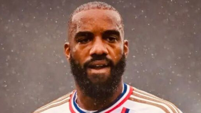 Lacazette amer envers Didier Deschamps. (screenshot Twitter @TonyDC_)