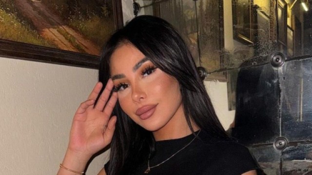 Maeva Ghennam critiquée pour ses fesses "trop grosses" par rapport à son corps, elle subit une énième opération de chirurgie esthétique.