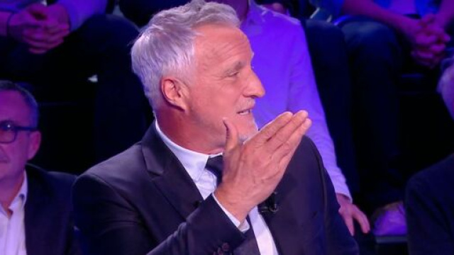 David Ginola en colère sur le plateau du CFC. (screenshot Twitter - @Canal+)
