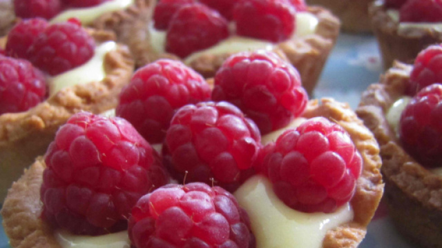 Crostatine ai lamponi con crema di limone, una delicatezza per ogni occasione.