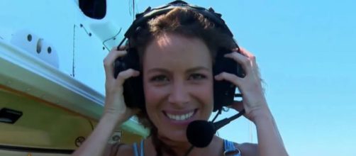 La presentadora se quitó los cascos y saltó del helicóptero (Captura de pantalla de Telecinco)