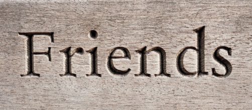 Scritta 'Friends' intagliata sul legno © Pixabay.