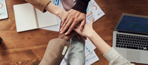 Mani che trovano un accordo lavorativo © pexels.com.