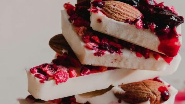 Dolci di marzapane e frutta &copy; Pexels.com @