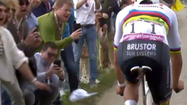 Mathieu van der Poel alla Parigi-Roubaix 2024 - Screenshot © Eurosport