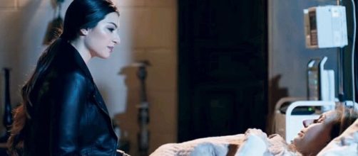 Melissa Aslı Pamuk (Asu) e Ayşen İnci (Mujgan) in una scena. Screenshot © Endless Love.