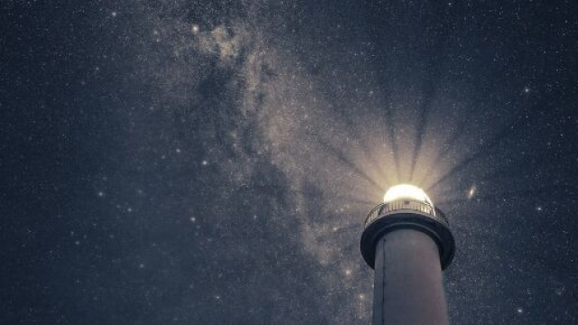 Faro illuminato sul cielo stellato - © Pixabay.