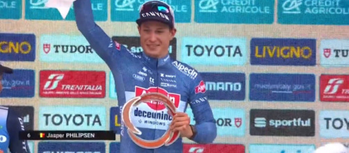 Jasper Philipsen sul podio della Milano Sanremo - Screenshot Eurosport