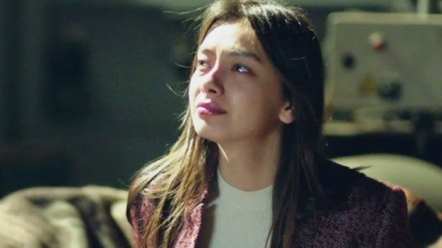 Neslihan Atag&uuml;l (Nihan) nella scena del rapimento. Screenshot &copy; Endless Love.