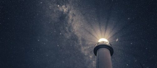 La luce del faro illumina il cielo stellato - Foto © piaxabay.com