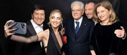 Amadeus con il Presidente Sergio Mattarella, Laura Mattarella, Chiara Ferragni, Gianni Morandi durante Sanremo 2023 - Foto © Wikimedia Commons