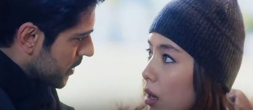 Burak Özçivit (Kemal) e Neslihan Atagül (Nihan) in una scena. Screenshot © Endless Love.