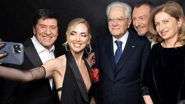 Amadeus con il Presidente Sergio Mattarella, Laura Mattarella, Chiara Ferragni, Gianni Morandi durante Sanremo 2023 - Foto &copy; Wikimedia Commons