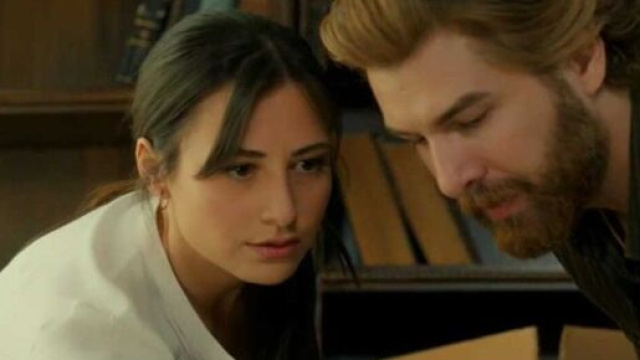 Fikret e Zeynep in una scena di Terra amara © Canale 5.