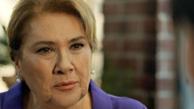 Lutfiye (Hülya Darcan) in una scena di Terra amara © Mediaset