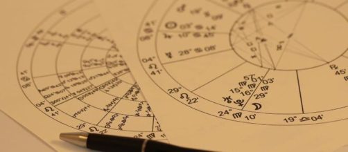 Penna e simboli dei segni zodiacali - foto da © Pixabay.
