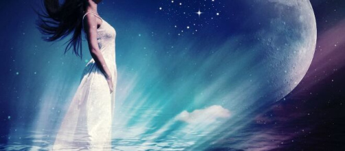 Donna che guarda la Luna - Immagine di © Pixabay.