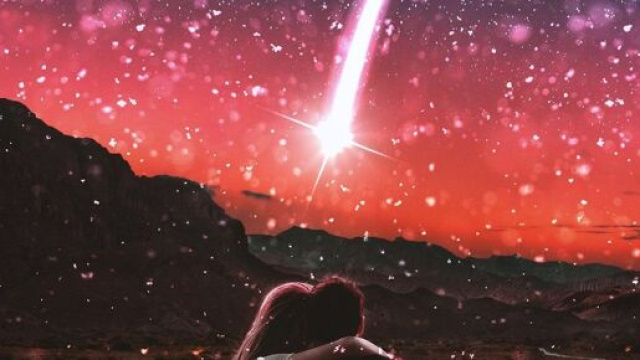 Una coppia innamorata contempla le stelle cadenti &copy; Pixabay.