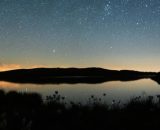 Cielo stellato sopra a un lago - © Pixabay.