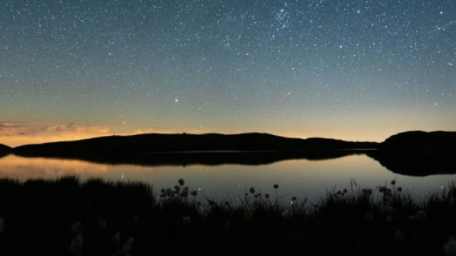 Cielo stellato sopra a un lago - © Pixabay.