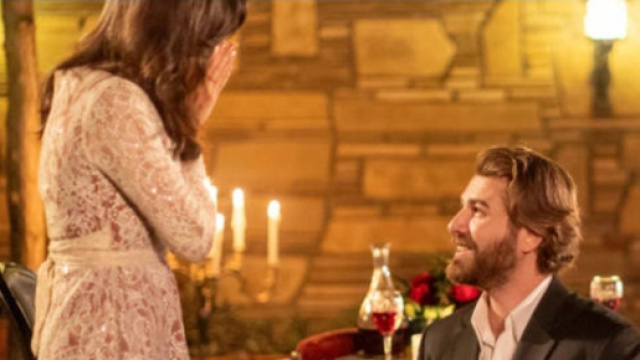 Fikret chiede a Zeynep di sposarlo &copy; Canale 5.